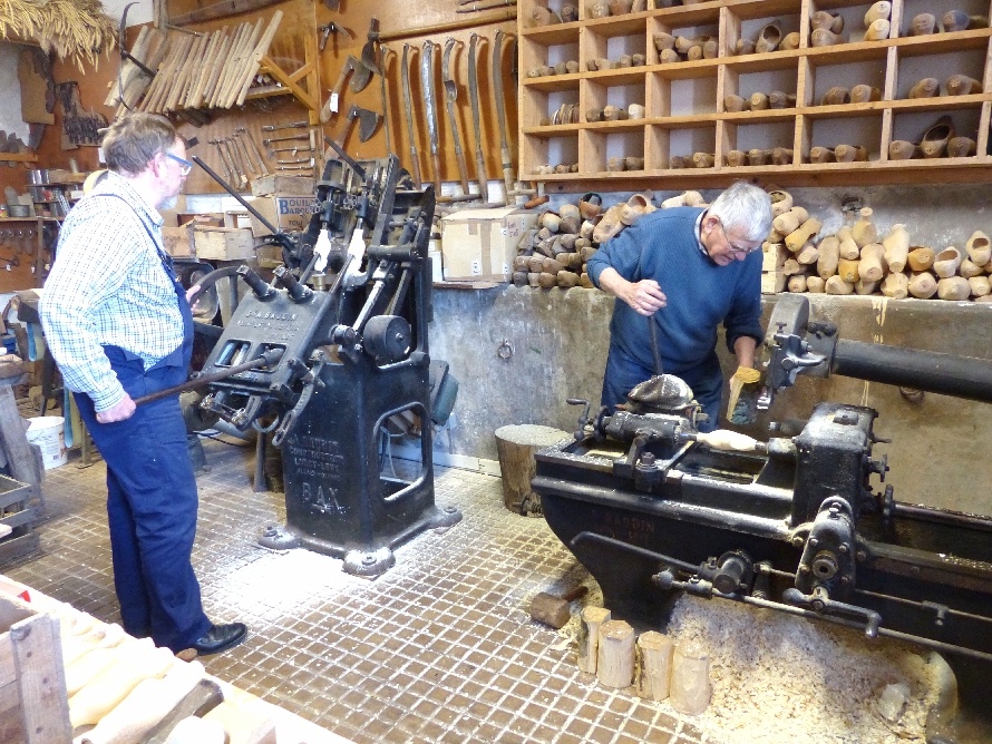 Louis au tour à copier, Jean-Charles à la creuseuse